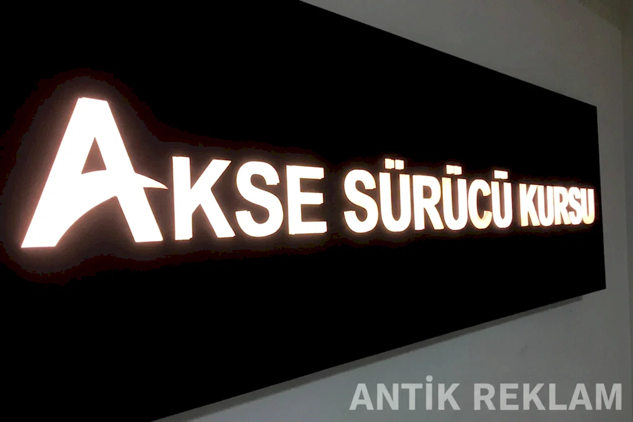 Akse Sürücü Kursu kenar aydınlatmalı kazıma tabela iç mekan görünümü