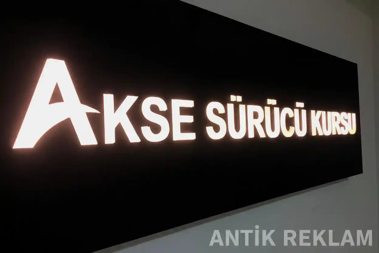 Akse Sürücü Kursu kenar aydınlatmalı kazıma tabela iç mekan görünümü