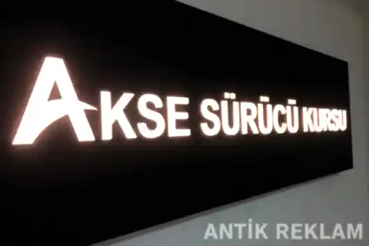Akse Sürücü Kursu kenar aydınlatmalı kazıma tabela iç mekan görünümü