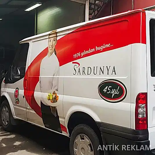 Sardunya Ford Transit araç giydirme 45 yıl kırmızı beyaz görünümü