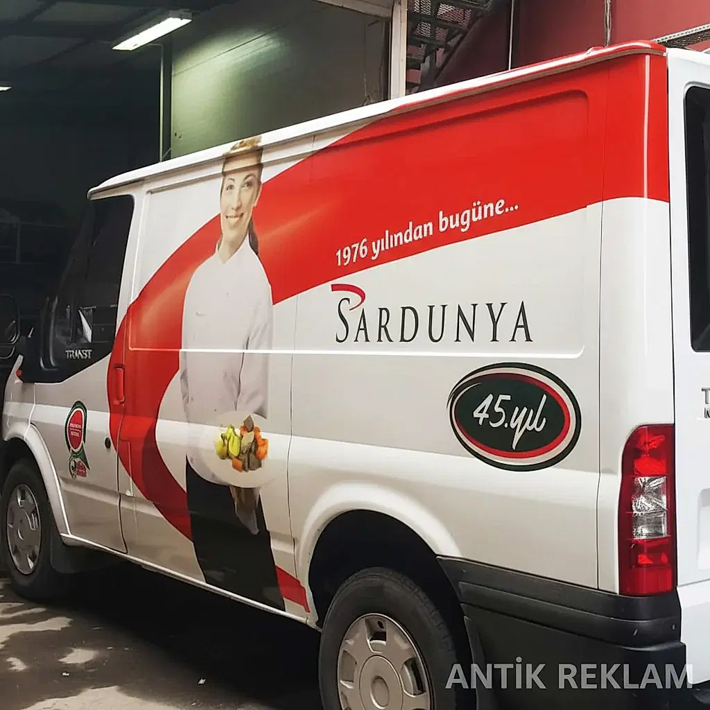 Sardunya Ford Transit araç giydirme 45 yıl kırmızı beyaz görünümü
