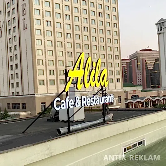 Alila Cafe ışıklı kutu harf çatı tabelası sarı neon tarz görünümü
