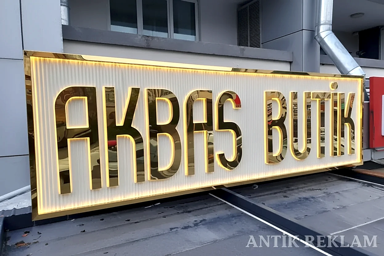 Akbaş Butik altın renkli ışıklı kutu harf tabela kenar aydınlatmalı lux tasarım