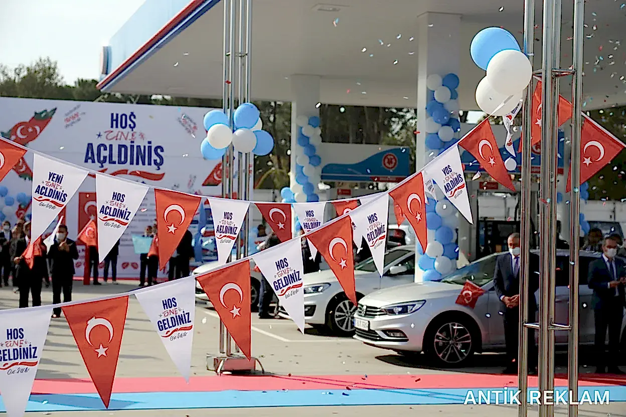 Açılış organizasyonu Türk bayrakları flamalar mavi beyaz balonlar kırmızı halı mağaza açılış uygulaması