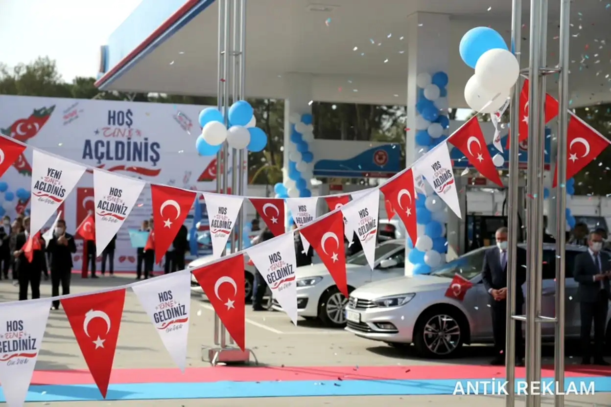 Açılış organizasyonu Türk bayrakları flamalar mavi beyaz balonlar kırmızı halı mağaza açılış uygulaması