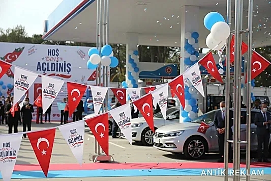 Açılış organizasyonu Türk bayrakları flamalar mavi beyaz balonlar kırmızı halı mağaza açılış uygulaması